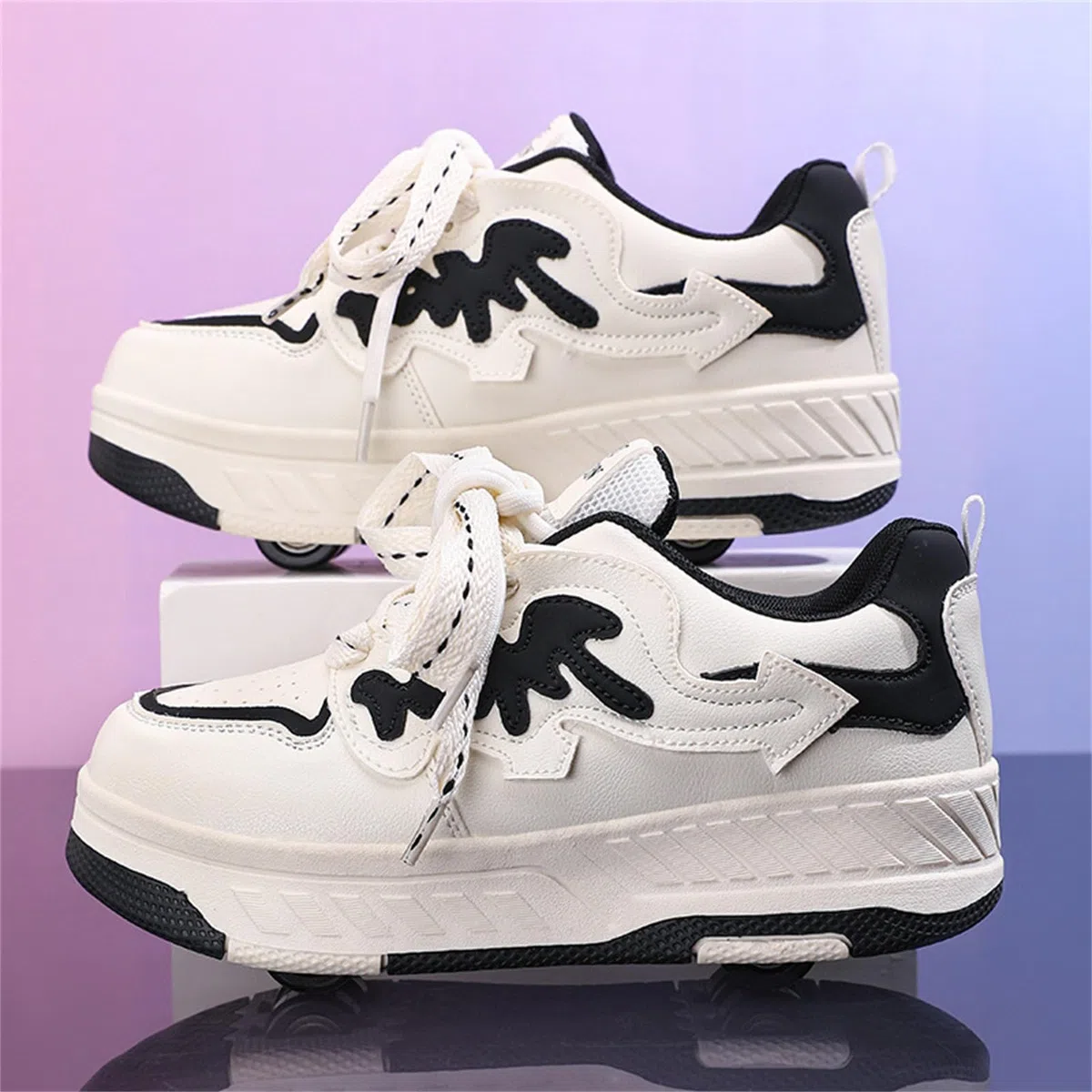Surwin Chaussures roulettes Enfant, Quatre Roues Chaussures de Skateboard Fille Garçon avec Roues Arrière Rétractables, Nœud Papillon Basket à roulettes Sneakers Roller