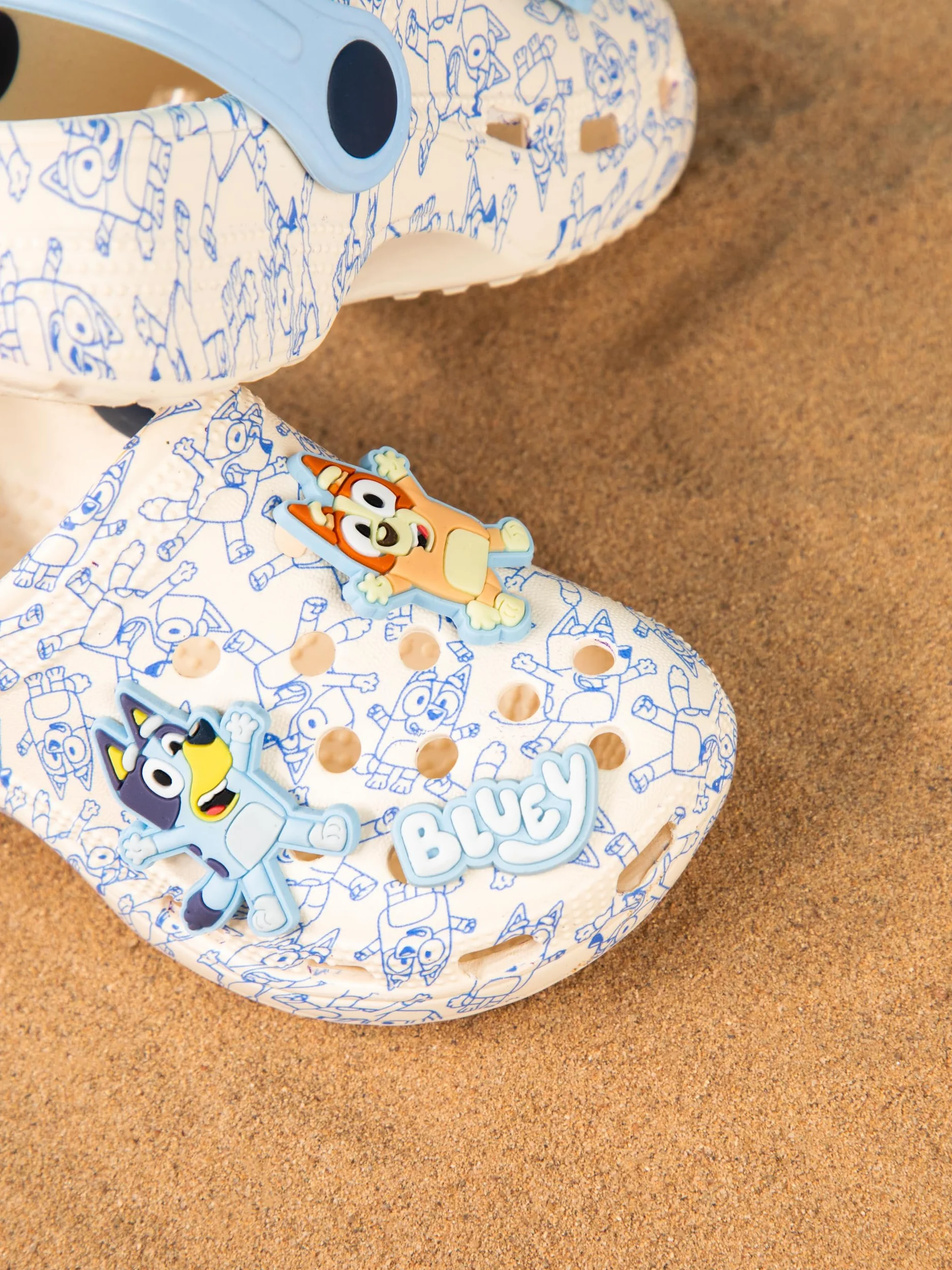 BlueY Sabots pour garçons | Chaussures Enfant à Enfiler avec Breloques Chiot Fantaisie Beige et Bleues | Sandales imprimées pour l'intérieur et l'extérieur avec Bride Ajustable