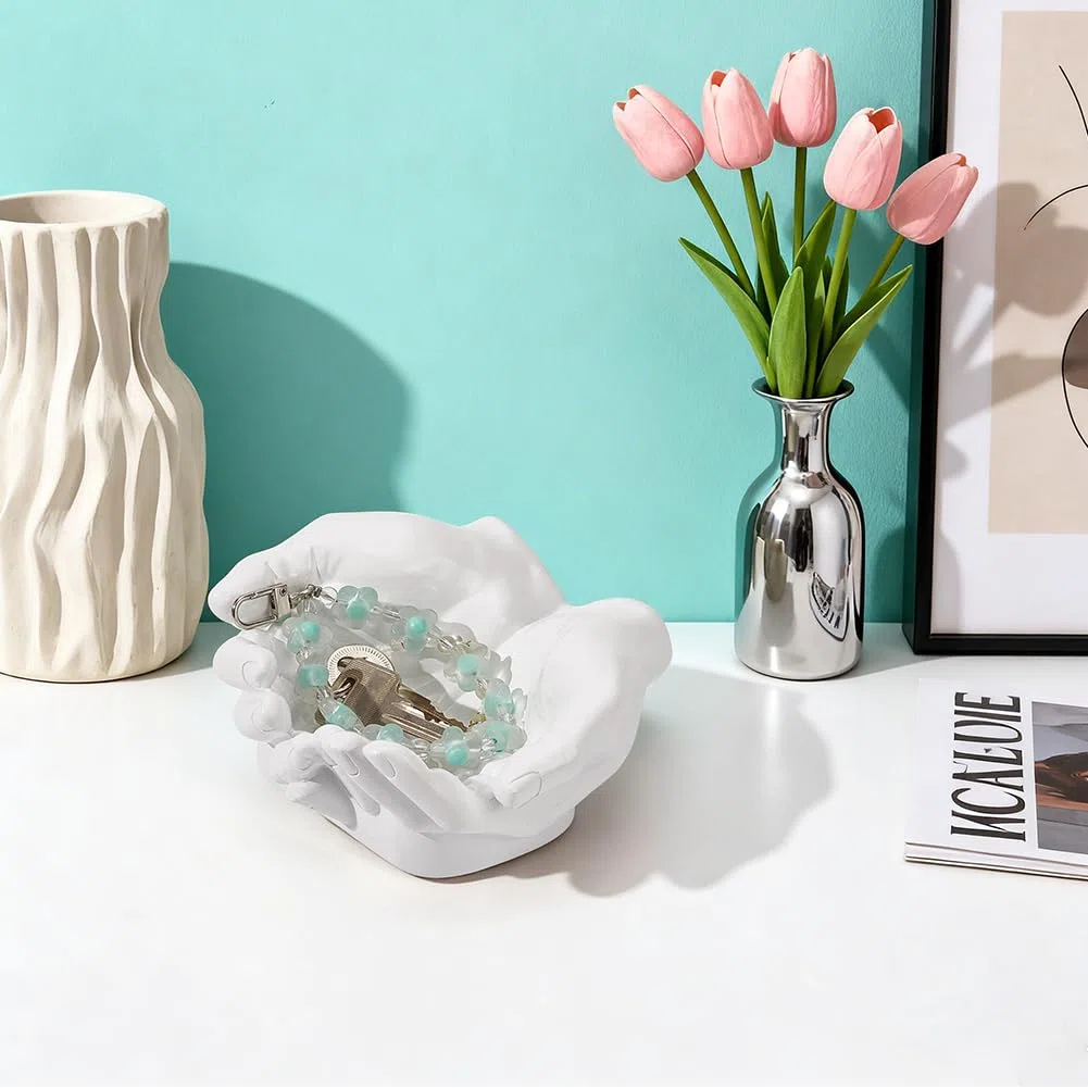 UNICRAFTALE Bol Porte Clés Main Blanche Résine Bol de Entrée Décoratif Statue Main Décor Organisateur pour Bureau Salon Chambre 13.5x14.5x6.9cm