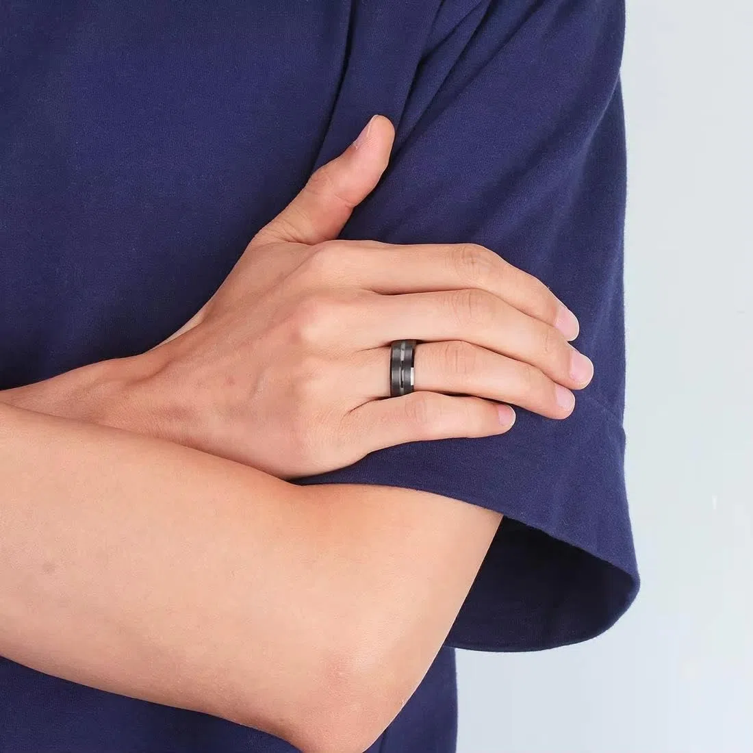 ZENSE - Bague homme en acier noir mat avec rainure ZR0170