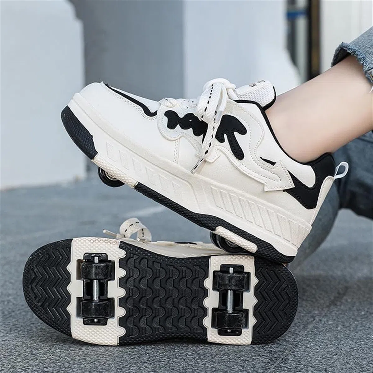 Surwin Chaussures roulettes Enfant, Quatre Roues Chaussures de Skateboard Fille Garçon avec Roues Arrière Rétractables, Nœud Papillon Basket à roulettes Sneakers Roller