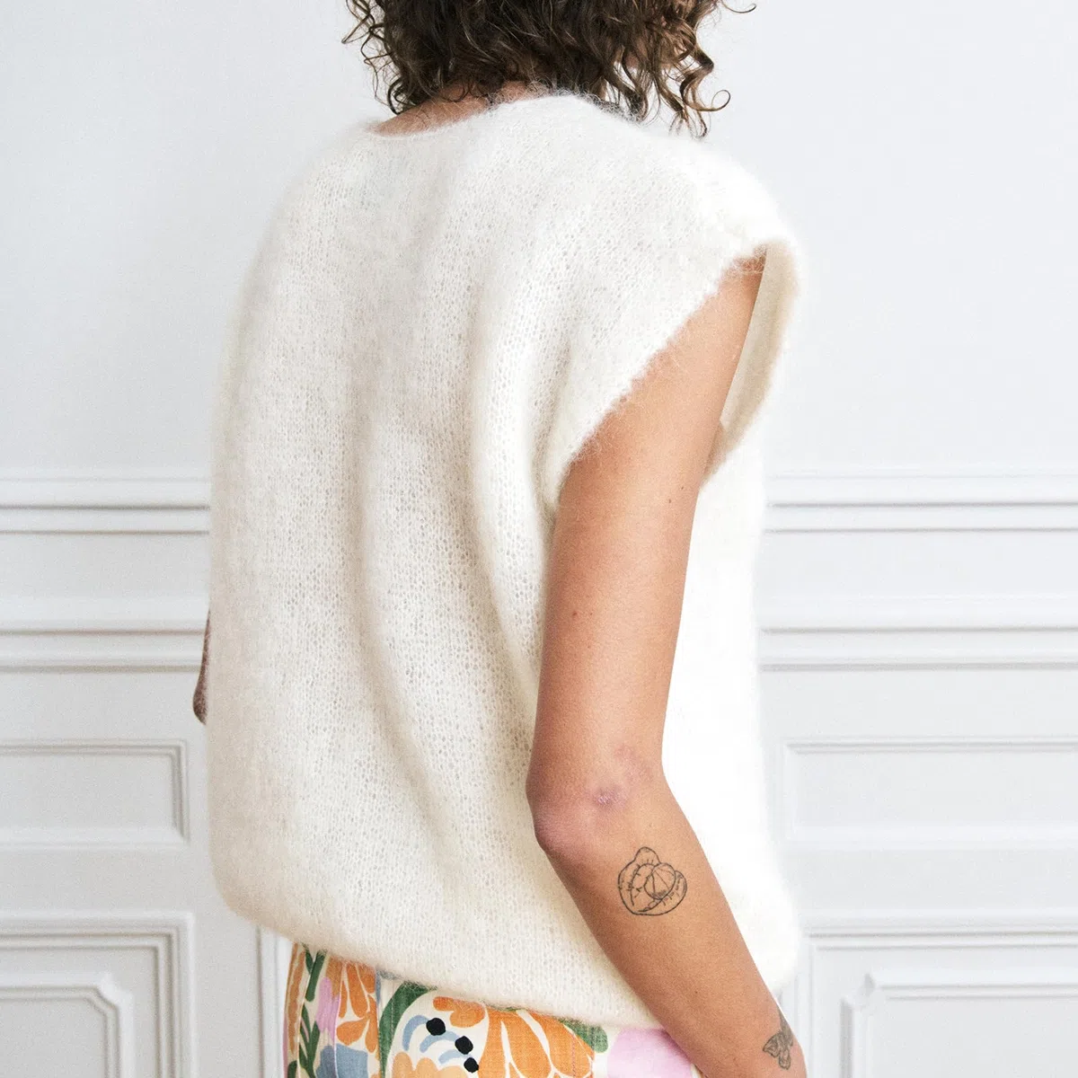 Gilet en tricot pour femme avec col en V boutonné sans manches en tricot court ouvert sur le devant