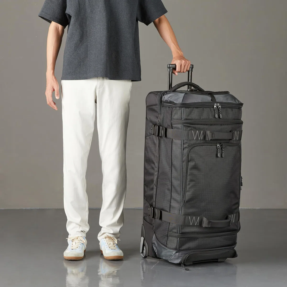 Amazon Basics Sac de Voyage à Roulettes Grand (89 cm, 137 litres),Léger et Durable en Tissu Indéchirable,Grande Capacité avec Manche Télescopique, Idéal pour les Voyages,le Travail et les Loisirs,Noir