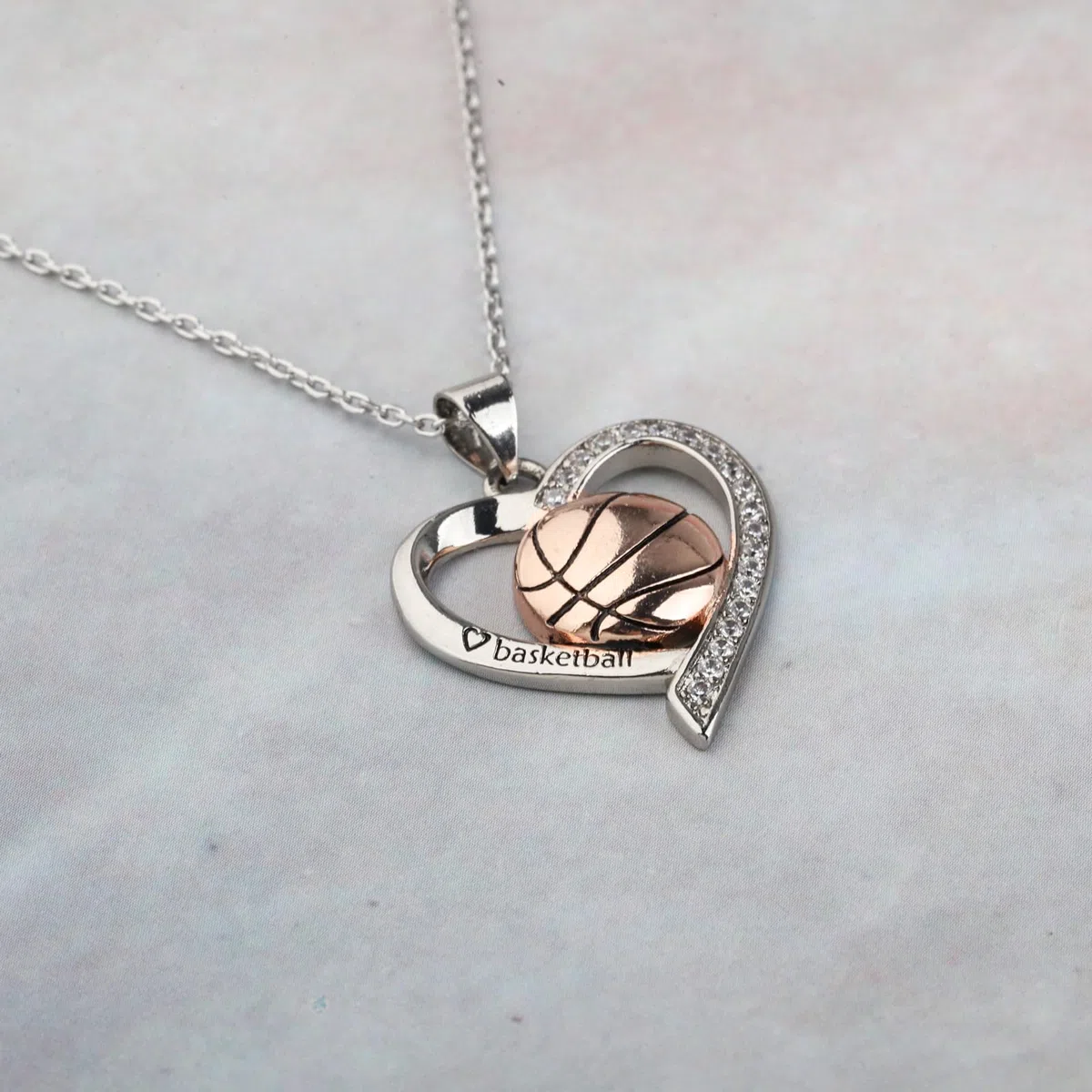 BNQL Collier de basket-ball pour femme, cadeau pour les amateurs de basket-ball, les joueurs, les entraîneurs d'équipe, bijoux de basket-ball pour filles