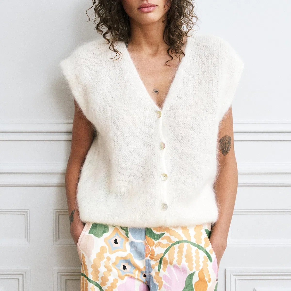 Gilet en tricot pour femme avec col en V boutonné sans manches en tricot court ouvert sur le devant