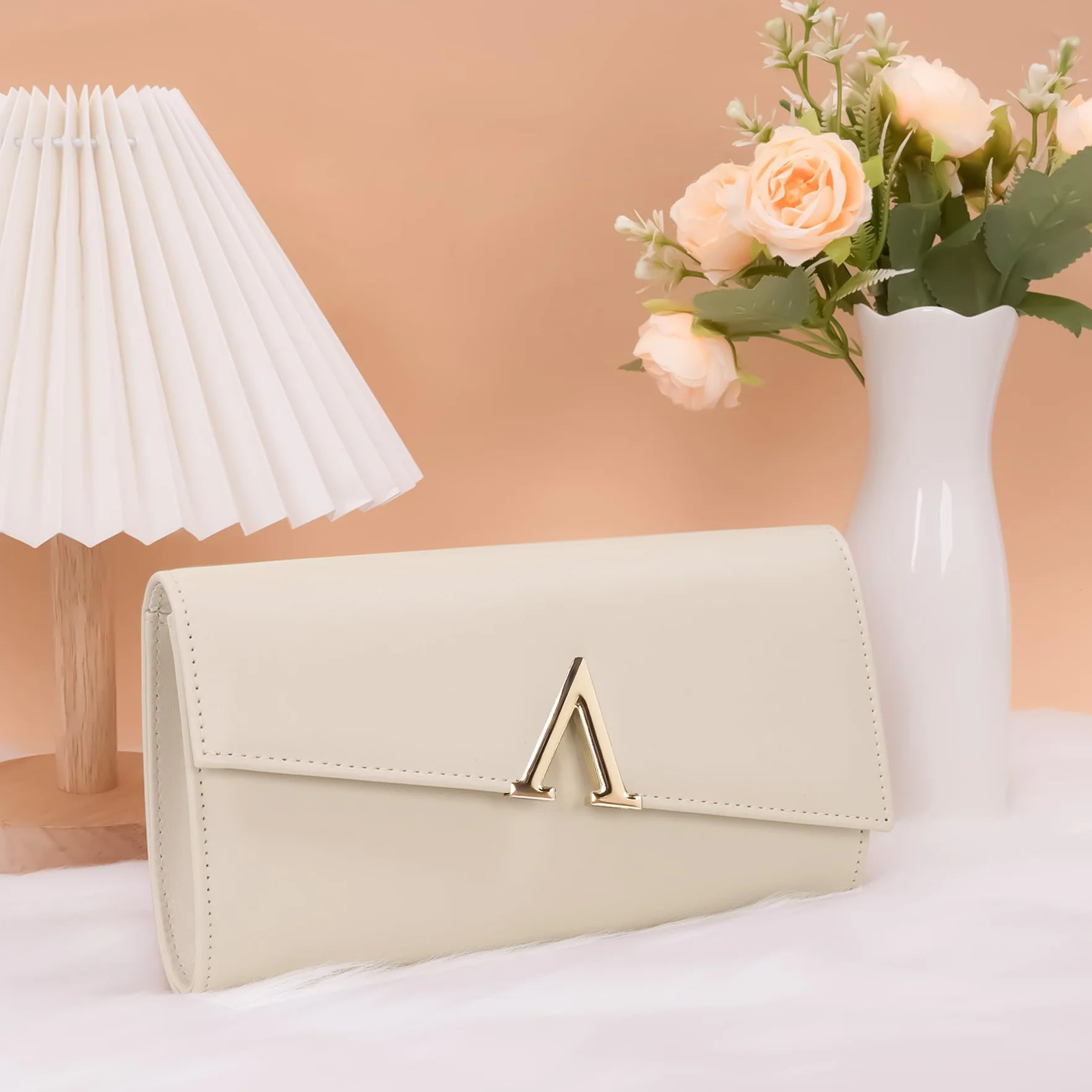 Larcenciel Pochettes et Clutches Femme Nude, Pochette Soiree Femme Élégant en Cuir PU Végétalien avec Chaîne, Sac a Main Crème à la Mode pour Mariage, Fete, Boule, Cocktail, Cérémonie 23x5x13CM