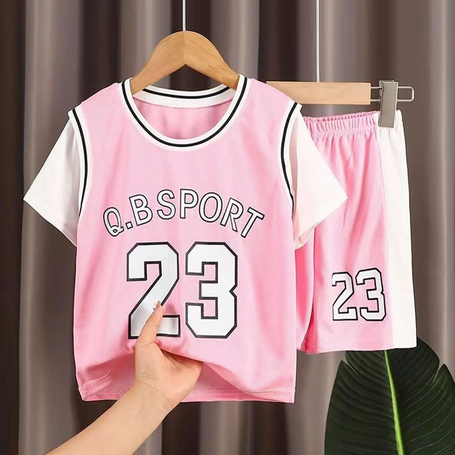 Le survêtement de sport d'été à manches courtes pour enfants, vêtements d'entraînement de basket-ball tendance pour garçons et filles, séchage rapide est fin ensemble bébé garçon