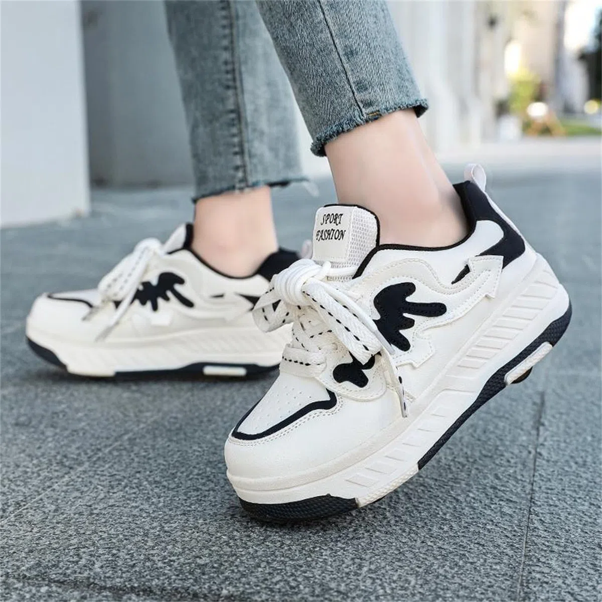 Surwin Chaussures roulettes Enfant, Quatre Roues Chaussures de Skateboard Fille Garçon avec Roues Arrière Rétractables, Nœud Papillon Basket à roulettes Sneakers Roller