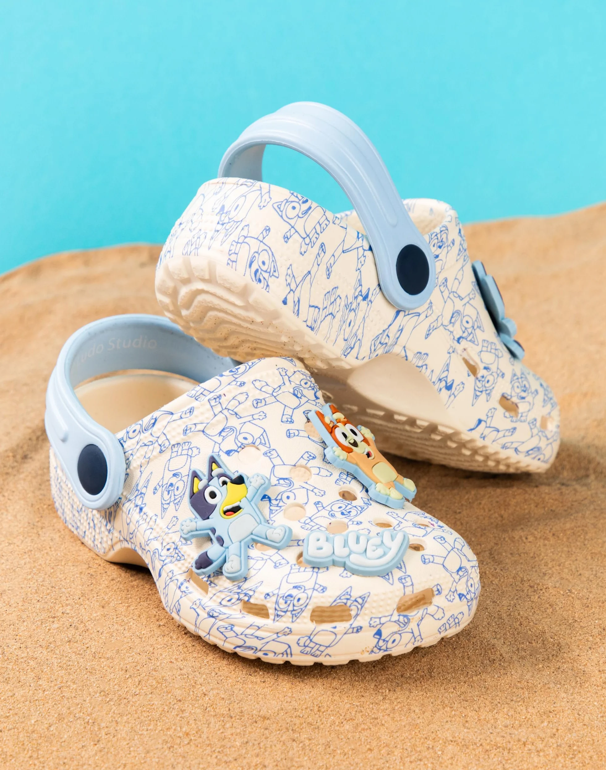 BlueY Sabots pour garçons | Chaussures Enfant à Enfiler avec Breloques Chiot Fantaisie Beige et Bleues | Sandales imprimées pour l'intérieur et l'extérieur avec Bride Ajustable