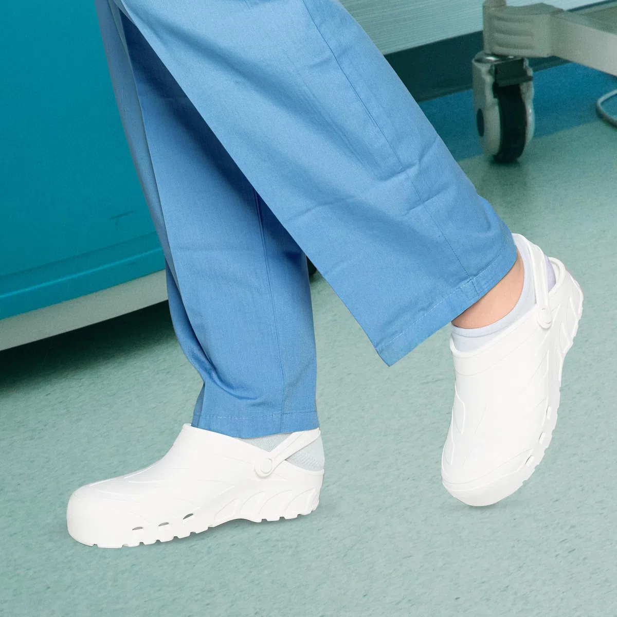 REPOSA Power - Sabot Femme et Homme Confortable, Léger et Antichoc en Caoutchouc, Sabots Chaussures de Travail Infirmiere Anatomiques avec Trous Latéraux - Sabots Femme Medical et Autres Secteurs