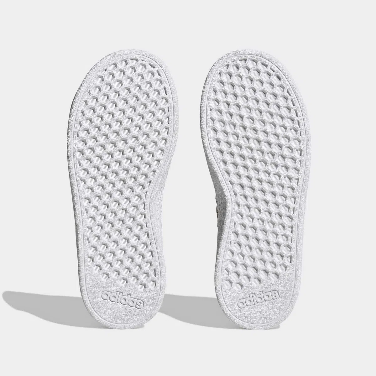 Adidas Grand Court Sustainable Lifestyle Court Elastic Lace and Top Strap Shoes Chaussures - Low (Pas de Football) Mixte Enfant