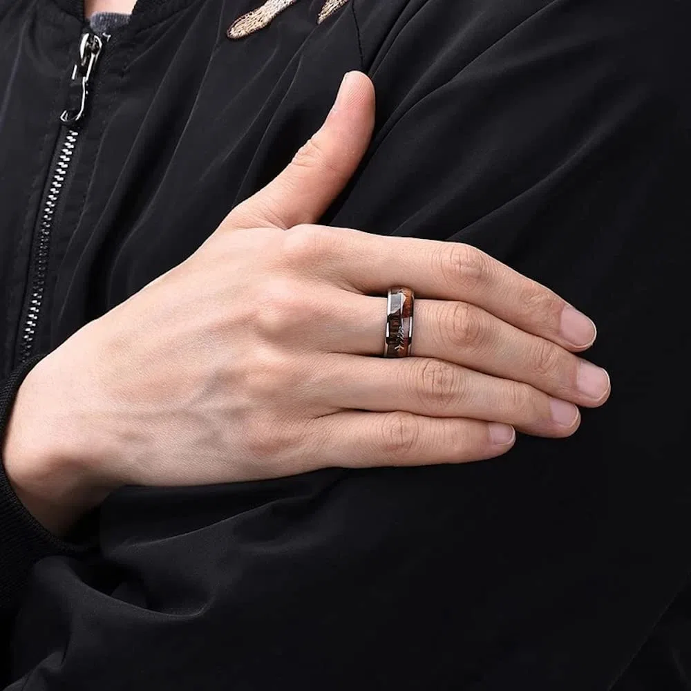 ZENSE - Bague pour homme façon boisée en acier avec flèche ZR0173